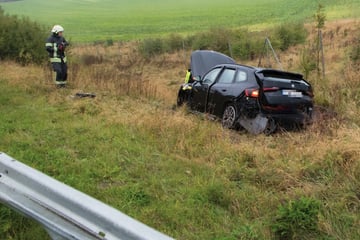 Unfall A1: Schwerer Unfall auf A1: Auto kommt von Fahrbahn ab und landet im Graben
