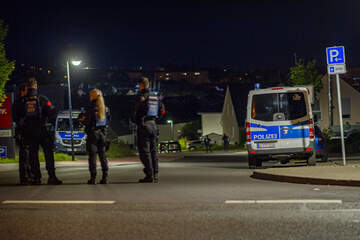 Großer Polizei-Einsatz in Wohnviertel: Gepanzertes Fahrzeug vor Ort
