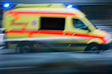 Tragischer Unfall: Opel-Fahrer (†75) kracht gegen Baum, Laterne und Lastwagen