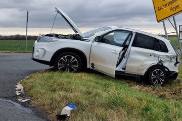 Auto schleudert gegen Schild: Zwei Schwerverletzte im Landkreis Harz