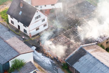 Feuer auf Bauernhof im Odenwald: Scheue brennt lichterloh