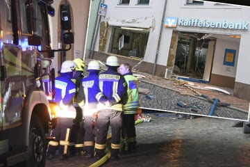 Leipzig: Bankräuber sprengen Raiffeisen-Filiale in Colditz! Riesen-Schaden an Gebäude und Autos