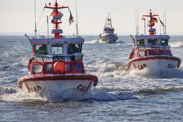 Training für den Ernstfall: Seenotretter durchpflügen die Nordsee