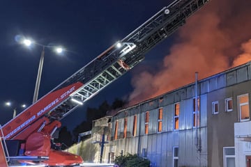 Großeinsatz der Feuerwehr: 100 Meter langes Firmengebäude brennt