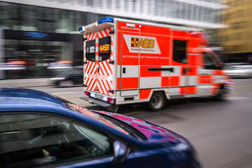 Autofahrer kracht in Acker: Zwei Schwerverletzte