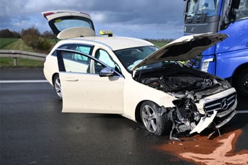 Unfall A14: A14 voll gesperrt: Taxi rauscht in Leitplanke