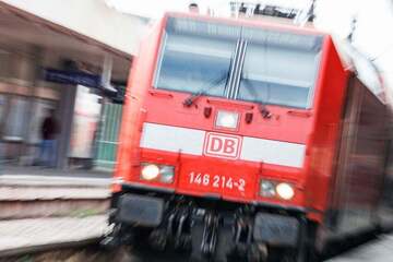 Schüsse am Bahnhof? Polizei sperrt Bereich, Bahnbetrieb eingestellt