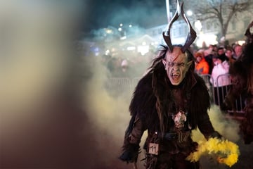 Krampus verletzt ins Krankenhaus: 62-Jährige packt ihn an den Hörnern