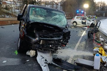 Tödlicher Unfall auf B12: Renault kracht frontal in Gegenverkehr