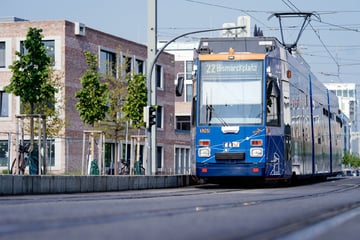 Vater vergisst Kind (4) in Straßenbahn: Polizei startet Rettungsaktion!