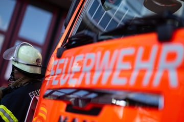 Retter evakuieren Wohnhaus nach Brandstiftung: Treibt ein Feuerteufel sein Unwesen?