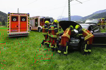 Kontrollverlust auf Bundesstraße: Seniorin fährt über Leitplanke in die Böschung