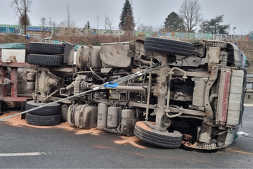 Unfall A44: A44 gesperrt! Lkw kippt um und verliert Fracht, Fahrer im Krankenhaus