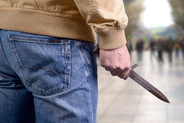 Messermann bedroht mehrere Menschen am helllichten Tag: Jetzt sucht die Polizei Zeugen
