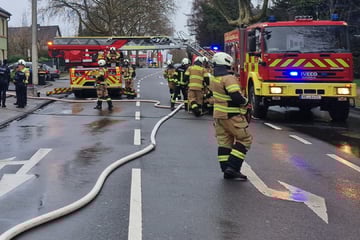 Feuerwehr kämpft gegen Brand in Reihenhaus: Verkehr lahmgelegt
