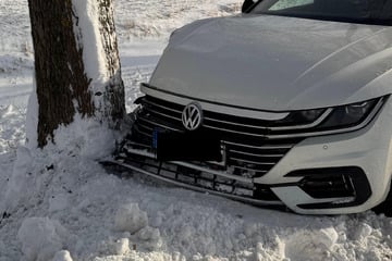 VW schlittert von Straße: Beifahrerin muss ins Krankenhaus
