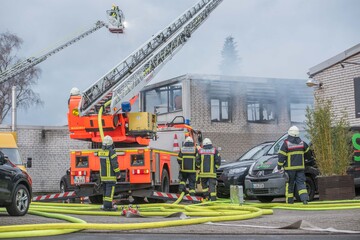 Werkstatt in Köln brennt lichterloh: Einsatz wird noch Stunden dauern