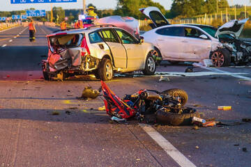 Unfall A: Suff-Fahrer kracht auf Autobahn in Motorräder und Auto: Biker stirbt, zwei Verletzte