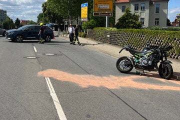 Biker kracht beim Abbiegen in Gegenverkehr: Drei Menschen verletzt