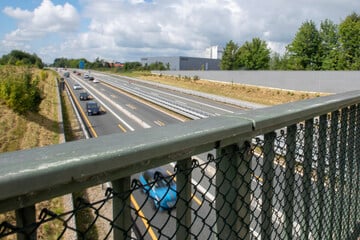 Schock-Moment an Autobahn-Brücke: Jugendliche werfen Stein auf fahrendes Auto