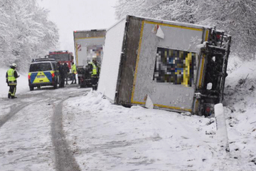 Zu schnell trotz Schnee! Laster-Fahrer verliert Kontrolle, fünf Fahrzeuge in Unfall verwickelt