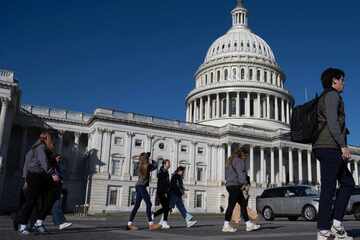 Federal workers return after record-breaking government shutdown: "Hope it won't happen again"