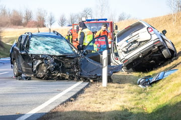 Schlimmer Unfall bei Glatteis: Autos rasen ineinander - zwei Frauen schwer verletzt