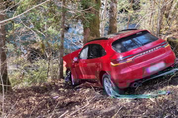Porsche stürzt Böschung hinunter: Ehepaar aus Dresden verunglückt in Bayern