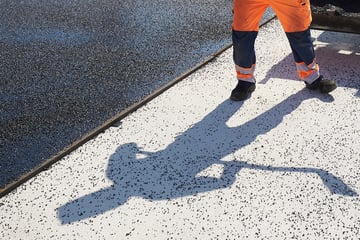 Streit eskaliert: Bauarbeiter drückt Kollegen in heißen Asphalt