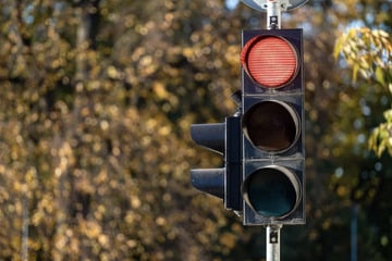 Frau missachtet rote Ampel: Autofahrer verliert zwei Finger