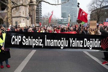 Berlin: Protest gegen Imamoglu-Festnahme in Türkei: Hunderte demonstrieren in Berlin