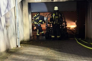 Feuerwehr nach Tiefgaragen-Brand im Großeinsatz: Dutzende Anwohner evakuiert