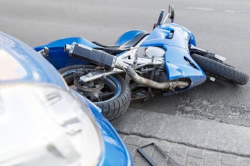 Vorfahrt missachtet: Junger Biker lässt nach Crash Mitfahrerin verletzt am Unfallort zurück