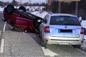 Schwerer Kreuzungscrash im Harz: Mitsubishi landet auf Dach
