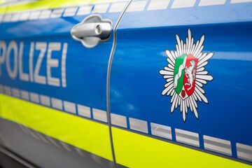 Familienstreit endet in Klinik: 16-Jähriger springt auf fahrendes Auto des Bruders