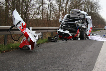 Unfall A57: Horror-Crash auf A57: Ford-Fahrer (†44) stirbt noch an der Unfallstelle