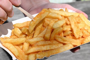Brutale Attacke: Mann tritt Taube wegen einer heruntergefallenen Pommes tot