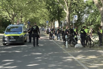 Messerattacke: Messer-Angriff in Wilmersdorf: 18-Jähriger in Not-OP, Polizei sichert Schulen