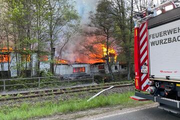 Feuerwehreinsatz bei ehemaligem Sägewerk: Bundesstraße und Bahnstrecke gesperrt!