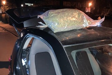 Köln: Halbes Kilo Cannabis im Auto: Verdächtige versuchen, vor Polizei zu fliehen