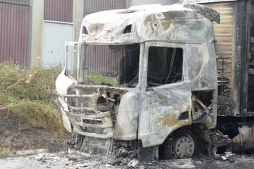 Unfall A3: A3 komplett dicht! Flammen-Lkw hält Feuerwehr in Atem