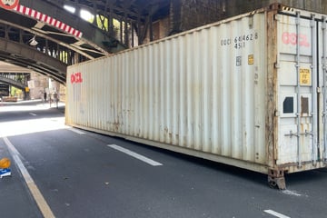 Lkw kollidiert mit Brücke und verliert Container - Straße dicht, KVB-Betrieb unterbrochen