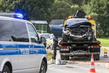 Opel und Skoda krachen frontal zusammen: Zwei Verletzte