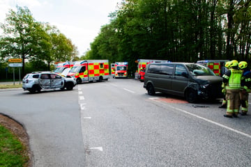 Unfall mit drei Autos: Zahlreiche Verletzte, darunter auch Kinder
