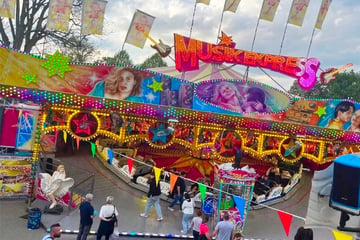 Schreck auf Volksfest: Mädchen wird aus Karussell geschleudert