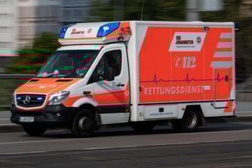 Rettungswagen auf Einsatzfahrt: Plötzlich kracht es, drei Menschen werden verletzt