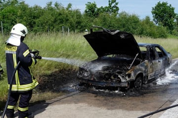 Unfall A4: Vollsperrung auf A4 bei Chemnitz: Mercedes brennt lichterloh