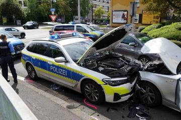 While fleeing from control: BMW collides head-on with police patrol!