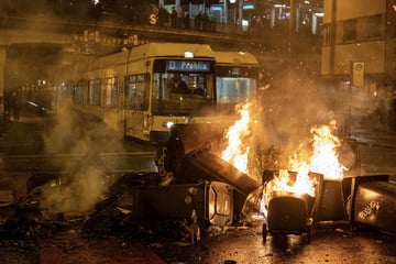 Dresden: Vermummte Gruppe errichtet Feuer-Blockade und greift Straßenbahn an