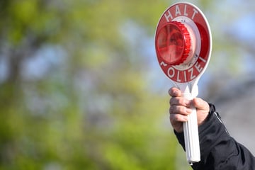 Drogen, Diebesgut und ein Ortsschild: Einbrecher fliegt bei Verkehrskontrolle auf